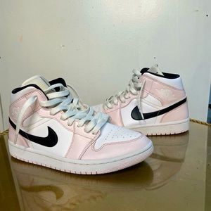 Air Jordan 1 Mid “Barely Rose” size US 8.5 in woman and US 7 in Men